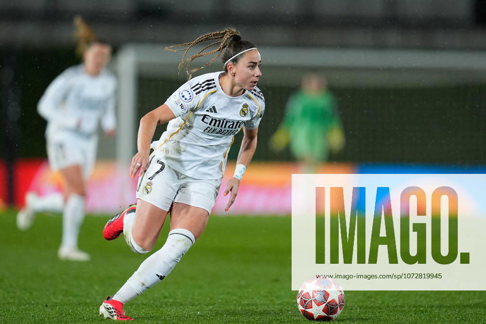 Athenea del Castillo of Real Madrid runs with the ball during the UEFA Women s Champions League 2025 26 KO play-offs Second Leg match between Real Madrid C.F. and Paris FC at Alfredo Di Stefano on February 18, 2026 in Madrid, Spain. Valdebebas Spain - ZUMAa181 20260218_zaa_a181_083