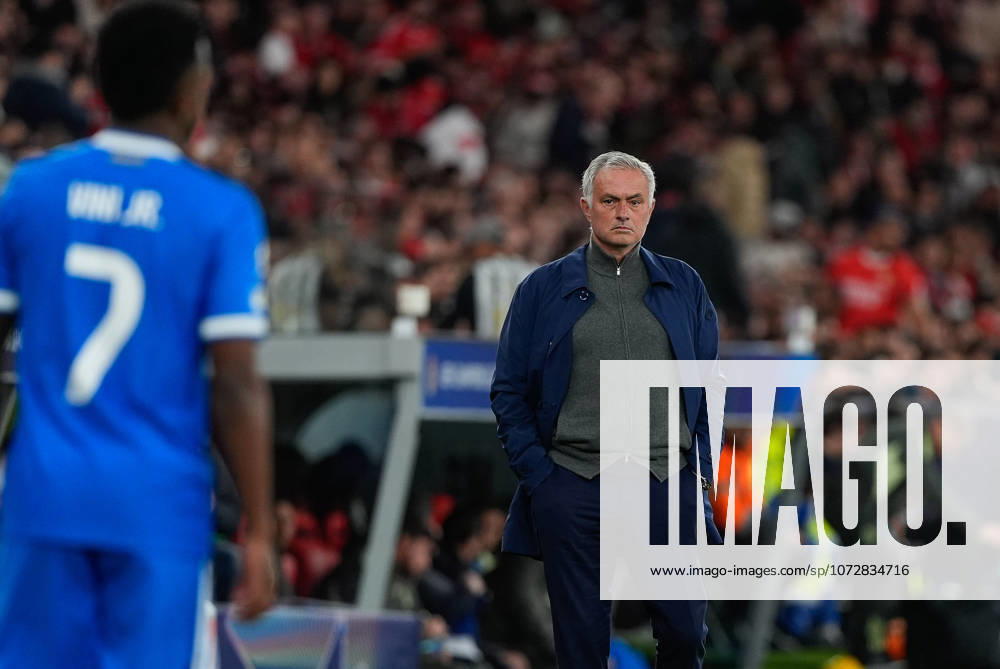 Vinicius Junior of Real Madrid CF (L) and Jose Mourinho, SL Benfica Coach, (R) in action during UEFA Champions League 2025 26 KO play-offs 1st leg between SL Benfica and Real Madrid CF at Estadio da Luz..Final score: SL Benfica 0:1 Real Madrid CF Lisbon Portugal - ZUMAs197 20260218_aaa_s197_384