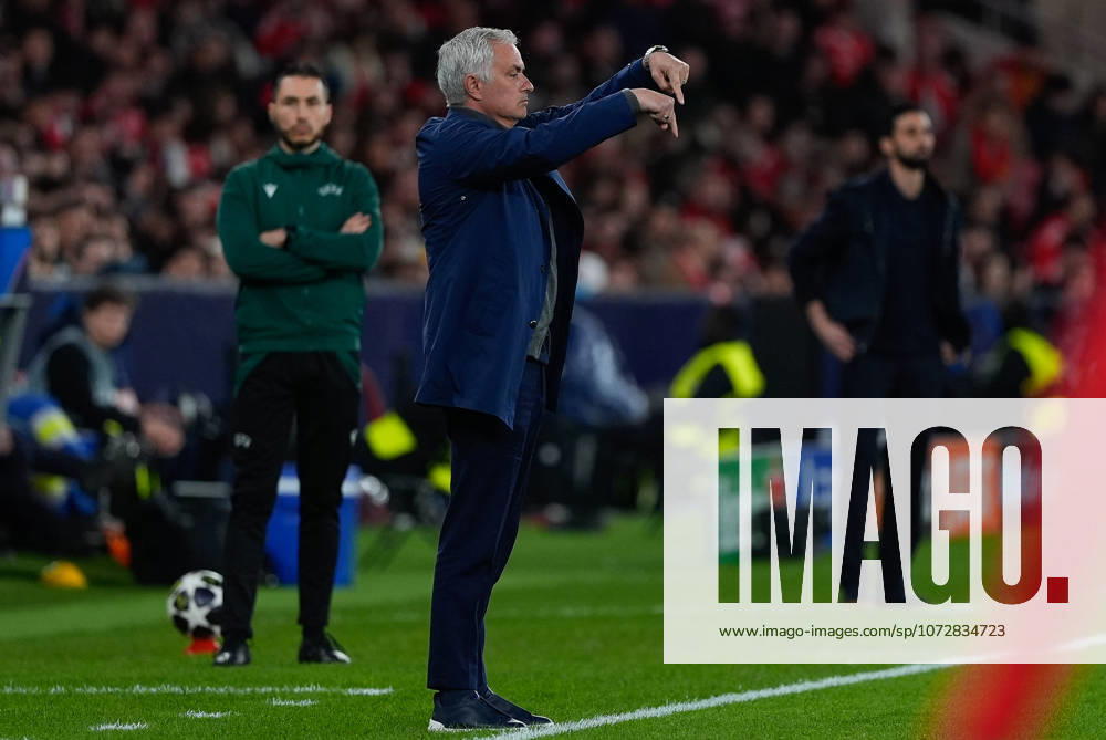 Jose Mourinho, SL Benfica Coach, (C) and Alvaro Arbeloa, Real Madrid CF Coach, (R) in action during UEFA Champions League 2025 26 KO play-offs 1st leg between SL Benfica and Real Madrid CF at Estadio da Luz..Final score: SL Benfica 0:1 Real Madrid CF SL Benfica Vs Real Madrid CF In Lisbon, Portugal - 17 Feb 2026 - ZUMAs197 20260218_aaa_s197_390