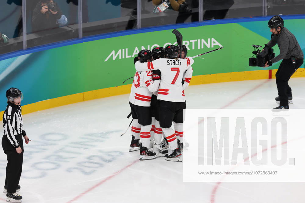 Ice hockey, Eishockey - Milano Cortina 2026 Winter Olympics: Day 13 In Milan, Italy, on February 19, 2026, Kristin O Neill celebrates with the team after a goal during the Ice Hockey Women s United States of America vs. Canada Gold Medal Game on day thirteen of the Milano Cortina 2026 Winter Olympic Games, Olympische Spiele, Olympia, OS at Milano Santagiulia Ice Hockey Arena. Milano Italy
