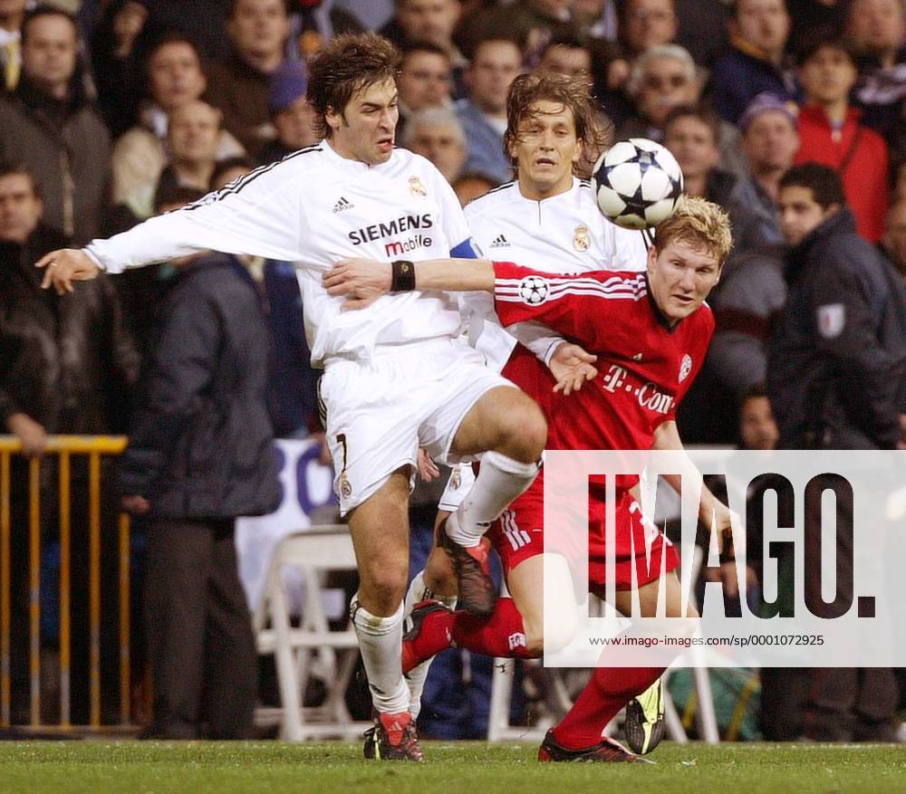 Bastian Schweinsteiger (re., Bayern) gegen Raul Gonzalez (li.) und Michel Salgado (beide Real Madrid) Fußball EC 1 Herren Champions League 2003 2004, Real Madrid CF - FC Bayern München 1:0, Vdig Gruppe Madrid Dynamik,