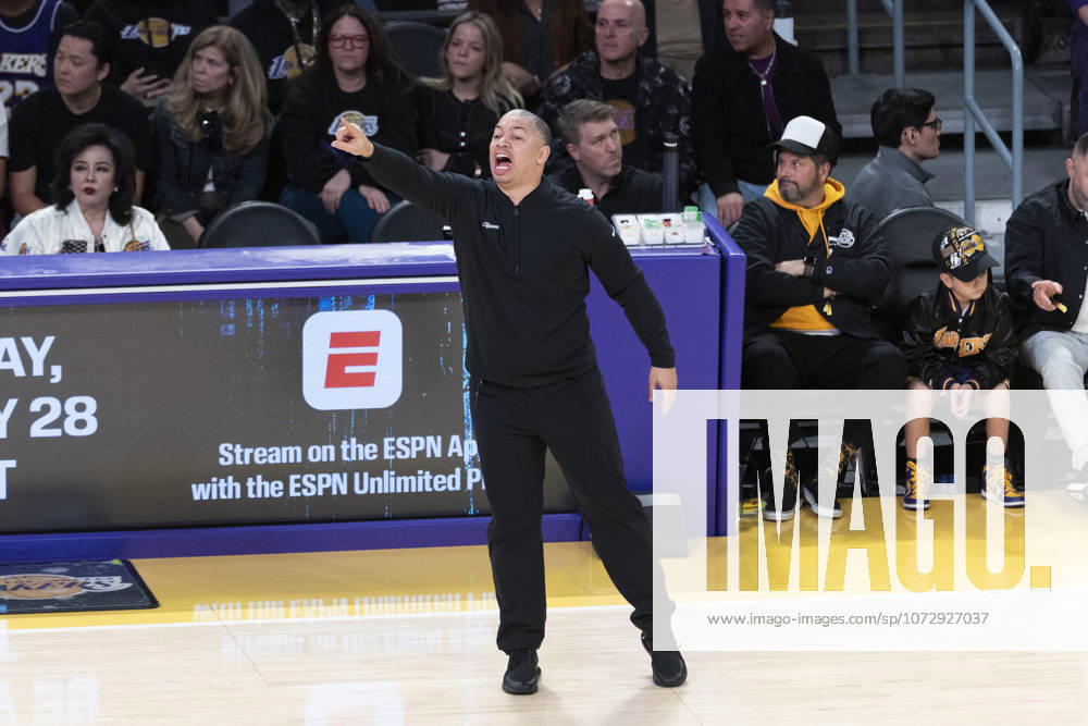 Los Angeles Clippers head coach Tyronn Lue gestures during an NBA, Basketball Herren, USA basketball game at Crypto.com Arena. Final score Lakers 125 : 122 Clippers Los Angeles United States - ZUMAs197 20260220_aaa_s197_326
