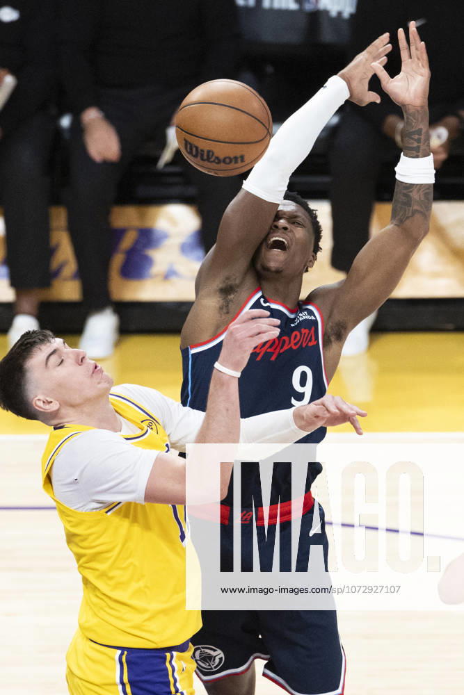 Los Angeles Clippers Benedict Mathurin (9) and Los Angeles Lakers Jake LaRavia (12) seen in action during an NBA, Basketball Herren, USA basketball game at Crypto.com Arena. Final score Lakers 125 : 122 Clippers Los Angeles United States - ZUMAs197 20260220_aaa_s197_331