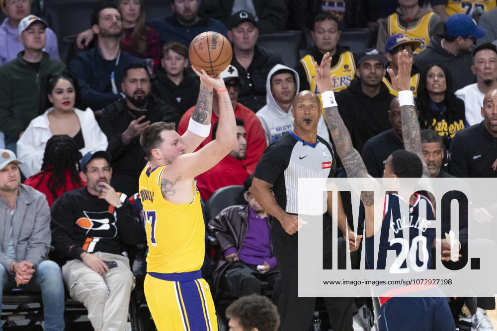 Los Angeles Lakers Luka Don?i? (77) shoots against Los Angeles Clippers John Collins (20) during an NBA, Basketball Herren, USA basketball game at Crypto.com Arena. Final score Lakers 125 : 122 Clippers Los Angeles United States - ZUMAs197 20260220_aaa_s197_340
