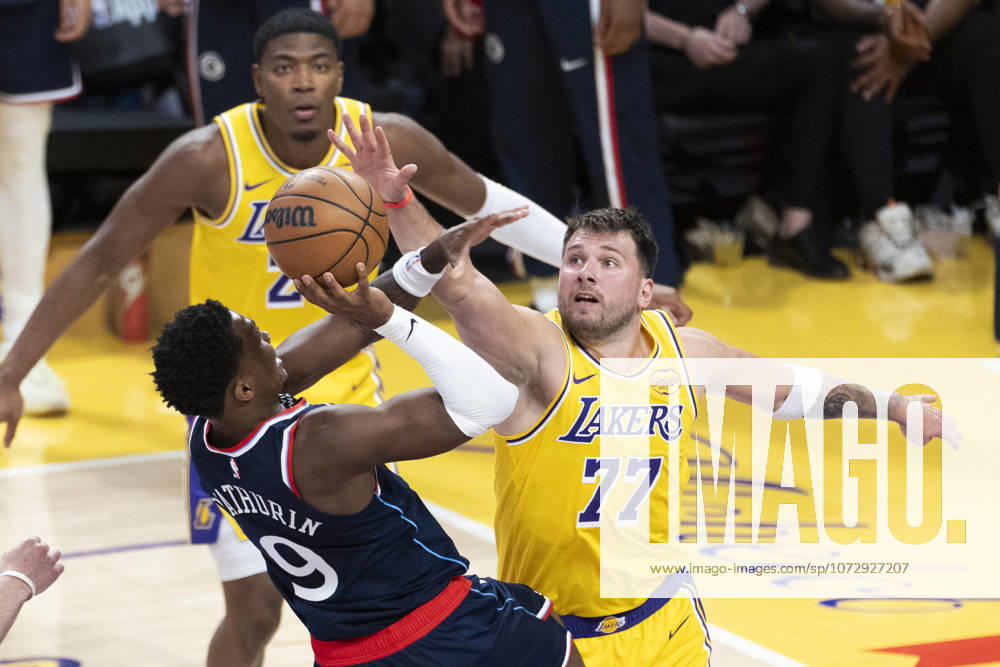 Los Angeles Clippers Benedict Mathurin (9) seen in action with Los Angeles Lakers Luka Don?i? (77) during an NBA, Basketball Herren, USA basketball game at Crypto.com Arena. Final score Lakers 125 : 122 Clippers Los Angeles United States - ZUMAs197 20260220_aaa_s197_346