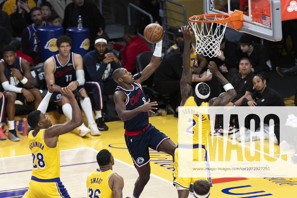 Los Angeles Clippers Kris Dunn (8) seen in action with Los Angeles Lakers Jarred Vanderbilt (2) during an NBA, Basketball Herren, USA basketball game at Crypto.com Arena. Final score Lakers 125 : 122 Clippers Los Angeles United States - ZUMAs197 20260220_aaa_s197_343