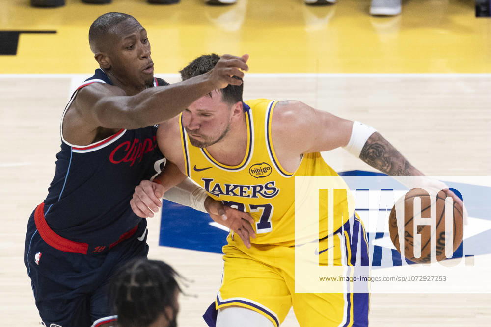 Los Angeles Lakers Luka Don?i? (77) seen in action with Los Angeles Clippers Kris Dunn (8) during an NBA, Basketball Herren, USA basketball game at Crypto.com Arena. Final score Lakers 125 : 122 Clippers Los Angeles United States - ZUMAs197 20260220_aaa_s197_344
