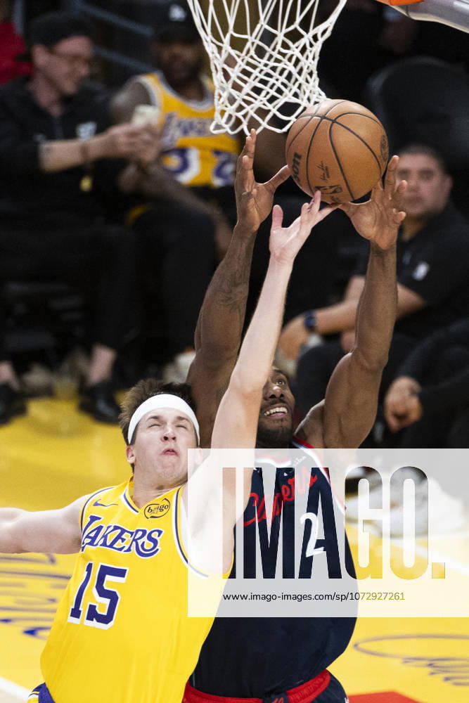 Los Angeles Clippers Kawhi Leonard (2) and Los Angeles Lakers Austin Reaves (15) seen in action during an NBA, Basketball Herren, USA basketball game at Crypto.com Arena. Final score Lakers 125 : 122 Clippers Los Angeles United States - ZUMAs197 20260220_aaa_s197_348