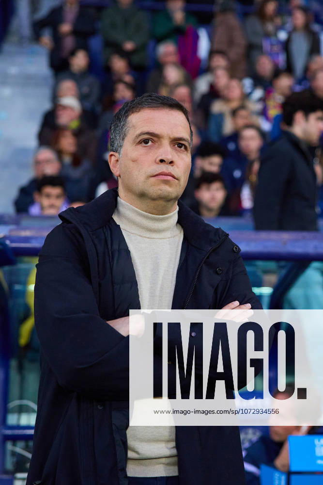 Levante UD v Valencia CF- LaLiga EA Sports VALENCIA, SPAIN - FEBRUARY 15: Luis Castro, head coach of Levante UD looks on during to the LaLiga EA Sports match between Levante UD and Valencia CF at Estadio Ciutat de Valencia on February, 2026 in Valencia, Spain. (Photo by Jose Torres Photo Players Images Magara Press) Valencia Estadio Ciutat de Valencia Spain