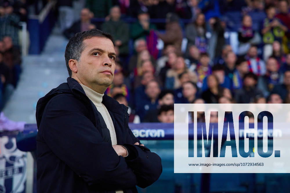 Levante UD v Valencia CF- LaLiga EA Sports VALENCIA, SPAIN - FEBRUARY 15: Luis Castro, head coach of Levante UD looks on during to the LaLiga EA Sports match between Levante UD and Valencia CF at Estadio Ciutat de Valencia on February, 2026 in Valencia, Spain. (Photo by Jose Torres Photo Players Images Magara Press) Valencia Estadio Ciutat de Valencia Spain