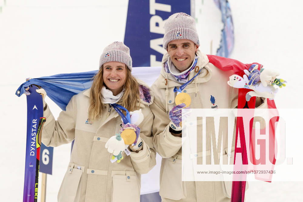 OLYMPICS - Winter Olympic Games, Olympische Spiele, Olympia, OS Milano Cortina 2026 BORMIO,ITALY,21.FEB.26 - OLYMPICS, SKI MOUNTAINEERING - Winter Olympic Games Milano Cortina 2026, Skicross, mixed relay, final, medal ceremony. Image shows the rejoicing of Emily Harrop and Thibault Anselmet (FRA). GEPAxpictures xHaraldxSteiner