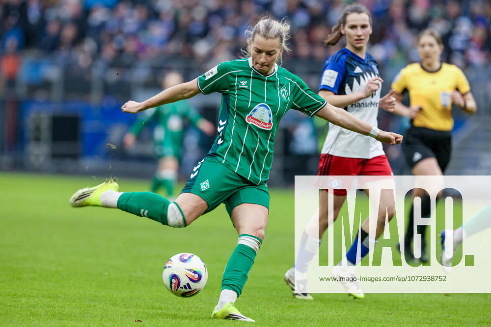 Medina Desic SV Werder Bremen, 9 on goal, shoots on goal, on the ball, action, action scene,, THE DFB REGULATIONS PROHIBIT ANY USE OF PHOTOGRAPHS AS IMAGE SEQUENCES AND OR QUASI VIDEO , 21 02 2026, Hamburg Germany , Football, Google Pixel Womens Bundesliga, Hamburger SV SV Werder Bremen
