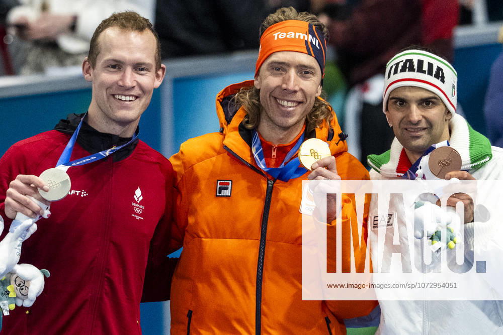 Speed skating, Eisschnelllauf - Milano Cortina 2026 Winter Olympics: Day 15 Silver medallist Denmark s Viktor Hald Thorup, gold medallist Netherlands Jorrit Bergsma and bronze medallist Italy s Andrea Giovannini pose following the victory ceremony of the speed skating men s mass start final during the Milano Cortina 2026 Winter Olympic Games, Olympische Spiele, Olympia, OS at Milano Speed Skating Stadium in Milan on February 21, 2026. Milano Italy