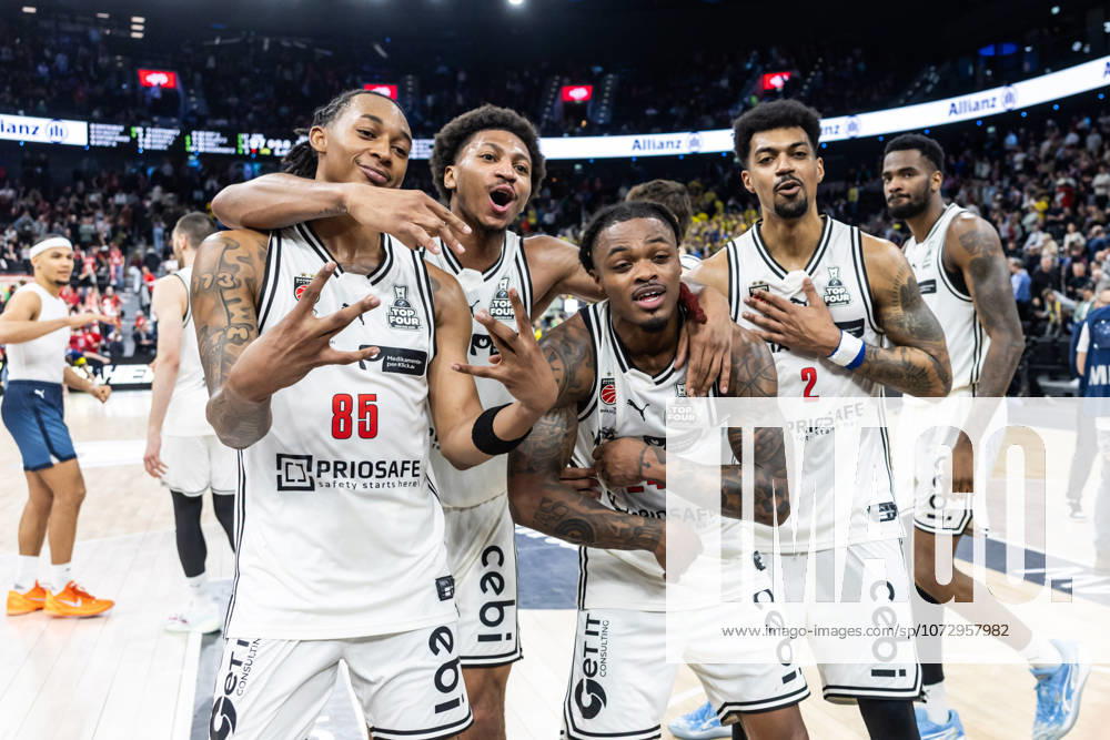 GER, BMW Top Four, Basketball BBL Pokal, semi-final, FC Bayern München Basketball BMA365 Bamberg Baskets 21 02 2026, SAP Garden, Munich, GER, BMW Top Four, Basketball BBL Pokal, semi-final, FC Bayern München Basketball BMA365 Bamberg Baskets Austin Crowley BMA365 Bamberg Baskets, 85 , Demarcus Demonia BMA365 Bamberg Baskets, 8 , Cobe Williams BMA365 Bamberg Baskets, 24 , Ibi Watson BMA365 Bamberg Baskets, 2 cheer Photo Alexander Trienitz Munich SAP Garden Bayern Germany