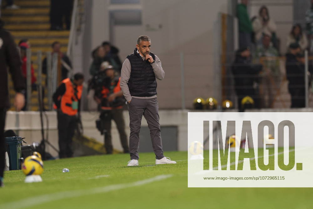 Rui Borges Coach of Sporting CP gives instructions from the sideline during the Liga Portugal game between Moreirense FC and Sporting CP at EstoÂ¡dio Comendador Joaquim de Almeida Freitas, Guimaraes, Braga, Portugal, on February 21, 2026. Liga Portugal Moreirense FC X Sporting CP - ZUMAe141 20260221_zsp_e141_076