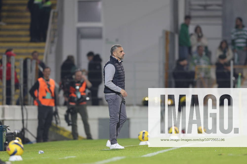 Rui Borges Coach of Sporting CP of Moreirense FC gives instructions from the sideline during the Liga Portugal game between Moreirense FC and Sporting CP at EstoÂ¡dio Comendador Joaquim de Almeida Freitas, Guimaraes, Braga, Portugal, on February 21, 2026. Guimaraes Portugal - ZUMAe141 20260221_zsp_e141_079