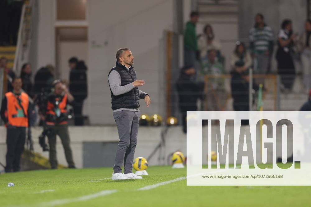 Rui Borges Coach of Sporting CP of Moreirense FC gives instructions from the sideline during the Liga Portugal game between Moreirense FC and Sporting CP at Esto¡dio Comendador Joaquim de Almeida Freitas, Guimaraes, Braga, Portugal, on February 21, 2026. Guimaraes Portugal - ZUMAe141 20260221_zsp_e141_080