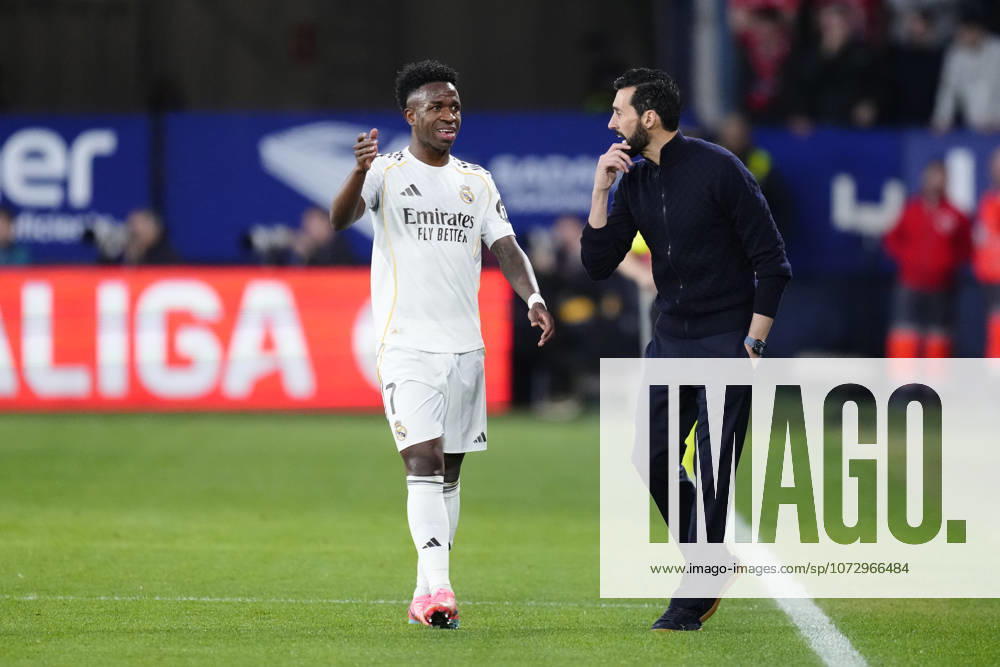 CA Osasuna v Real Madrid CF - LaLiga EA Sports PAMPLONA, SPAIN - FEBRUARY 21: Vinicius Junior left winger of Real Madrid and Brazil and Alvaro Arbeloa head coach of Real Madrid talk during the LaLiga EA Sports match between CA Osasuna and Real Madrid CF at Estadio El Sadar on February 21, 2026 in Pamplona, Spain. Jose Hernandez Anadolu Pamplona Spain. Editorial use only. Please get in touch for any other usage.