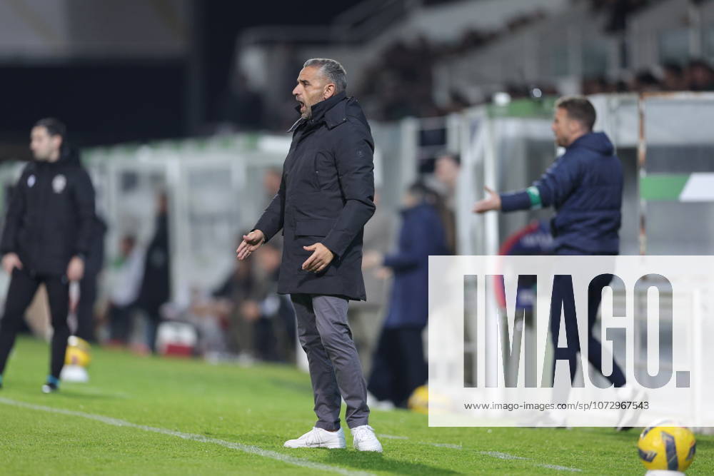 Rui Borges Coach of Sporting CP gives instructions from the sideline during the Liga Portugal game between Moreirense FC and Sporting CP at Esto¡dio Comendador Joaquim de Almeida Freitas, Guimaraes, Braga, Portugal, on February 21, 2026. Liga Portugal Moreirense FC X Sporting CP - ZUMAe141 20260221_zsp_e141_116