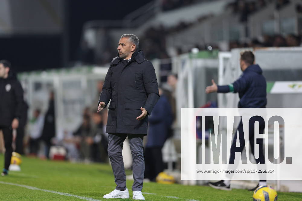 Rui Borges Coach of Sporting CP gives instructions from the sideline during the Liga Portugal game between Moreirense FC and Sporting CP at Esto¡dio Comendador Joaquim de Almeida Freitas, Guimaraes, Braga, Portugal, on February 21, 2026. Guimaraes Portugal - ZUMAe141 20260221_zsp_e141_115