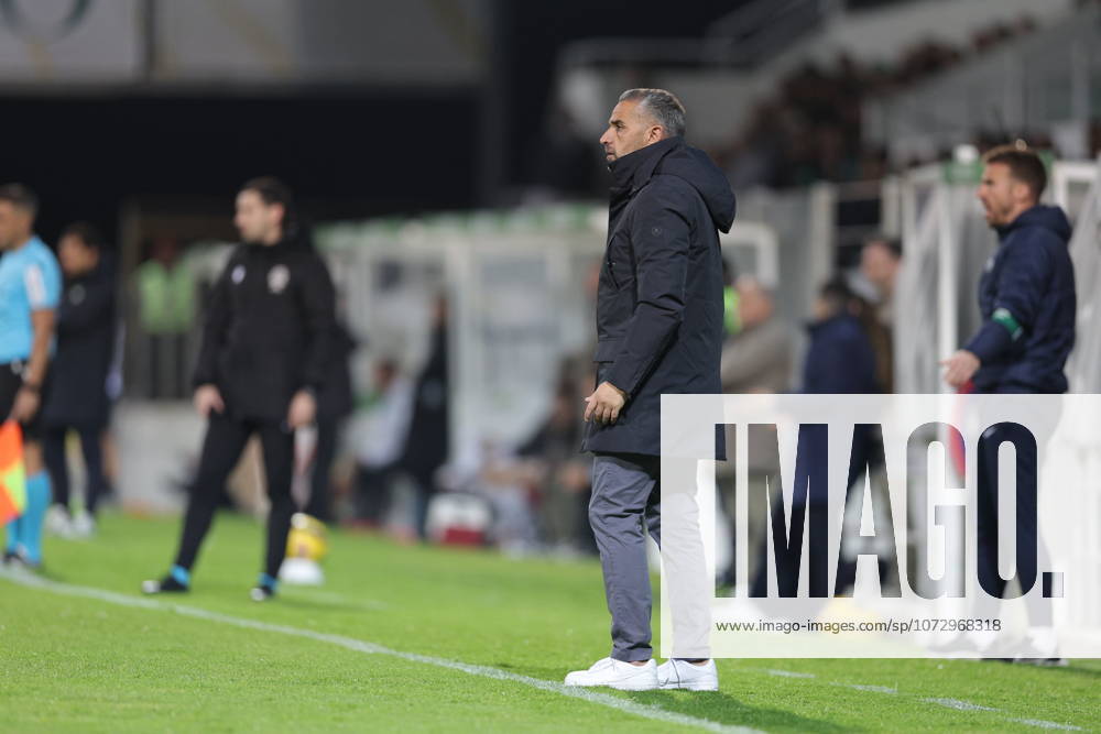 Rui Borges Coach of Sporting CP gives instructions from the sideline during the Liga Portugal game between Moreirense FC and Sporting CP at Esto¡dio Comendador Joaquim de Almeida Freitas, Guimaraes, Braga, Portugal, on February 21, 2026. Guimaraes Portugal - ZUMAe141 20260221_zsp_e141_117