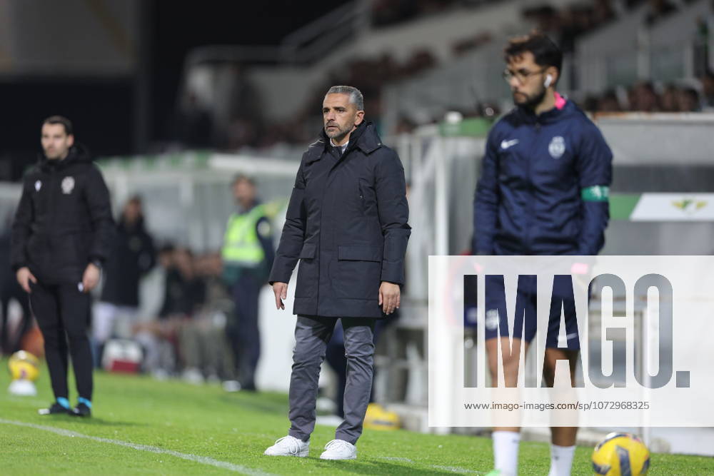 Rui Borges Coach of Sporting CP gives instructions from the sideline during the Liga Portugal game between Moreirense FC and Sporting CP at Esto¡dio Comendador Joaquim de Almeida Freitas, Guimaraes, Braga, Portugal, on February 21, 2026. Guimaraes Portugal - ZUMAe141 20260221_zsp_e141_120