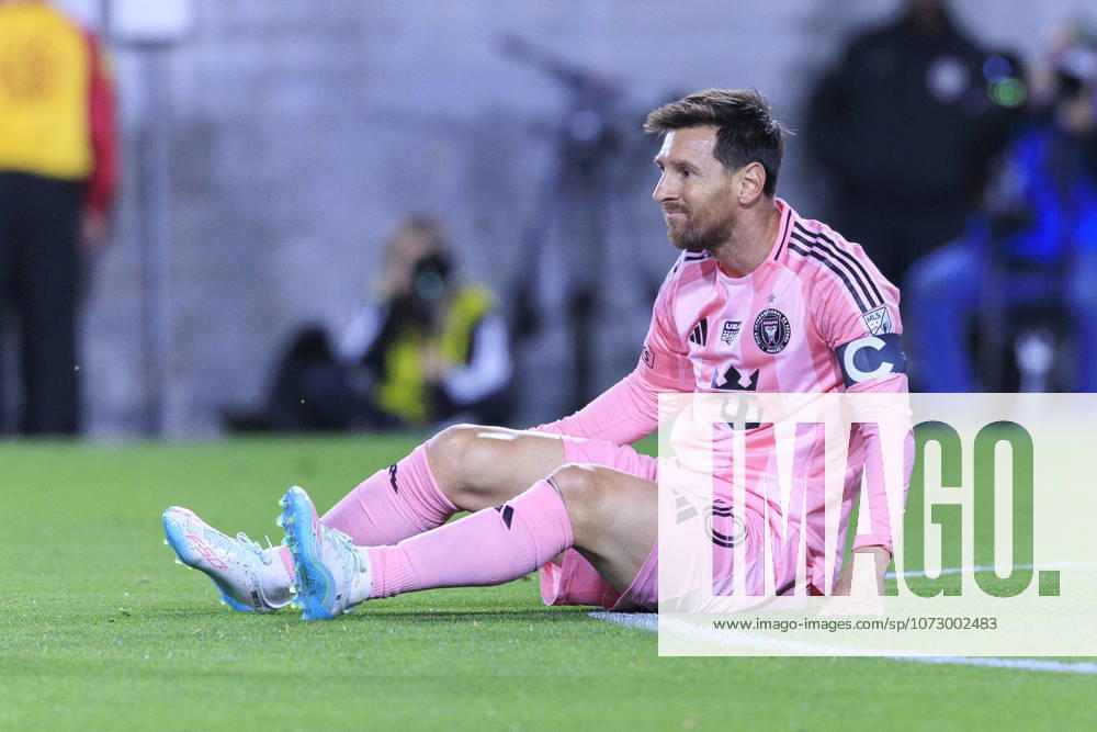 Lionel Messi 10 of the Inter Miami CF goes down during a 2026 MLS, Fussball Herren, USA game against the Los Angeles Football Club on Saturday February 21, 2026 at the Los Angeles Coliseum in Los Angeles, California. LAFC defeats Miami, 3-0. ARIANA RUIZ PI Los Angeles USA - ZUMAp124 20260221_zaa_p124_059