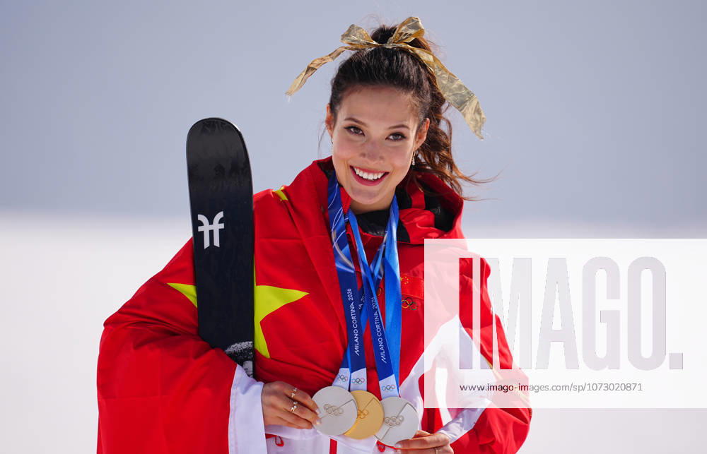 (260222) -- LIVIGNO, Feb. 22, 2026 -- Gold medalist Gu Ailing of China shows her medals after the awarding ceremony for freestyle skiing women s freeski halfpipe at the Milan-Cortina 2026 Olympic Winter games, Winterspiele,Spiele, Summer games in Livigno, Italy, Feb. 22, 2026. ) (MICO2026)ITALY-LIVIGNO-OLYMPIC WINTER GAMES-FREESTYLE SKIING-WOMEN S FREESKI HALFPIPE-FINAL HuxChao