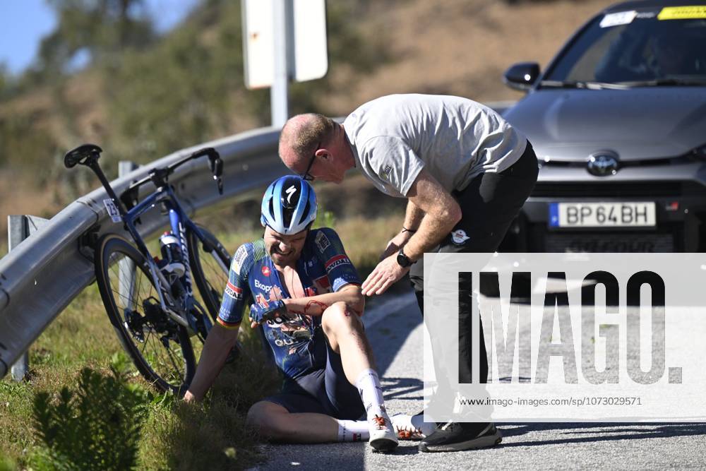 Volta Algarve 2026 Stage 5 ALTO DO MALHAO (LOULE), PORTUGAL - FEBRUARY 22 : crash of Schachmann Maximilian (GER) of Soudal Quick-Step during stage 5 of the 52th edition of Volta Algarve an UCI ProSeries 2.Pro cycling road race stage for Men Elite of 148.4 km with start in Faro and finish in Alto do Malhao (Loule) on February 22, 2026 in Alto do Malhao (Loule), Portugal, 22 02 2026 ( Motordriver Guy De Vuyst - Alto do Malhao (Loule) Portugal