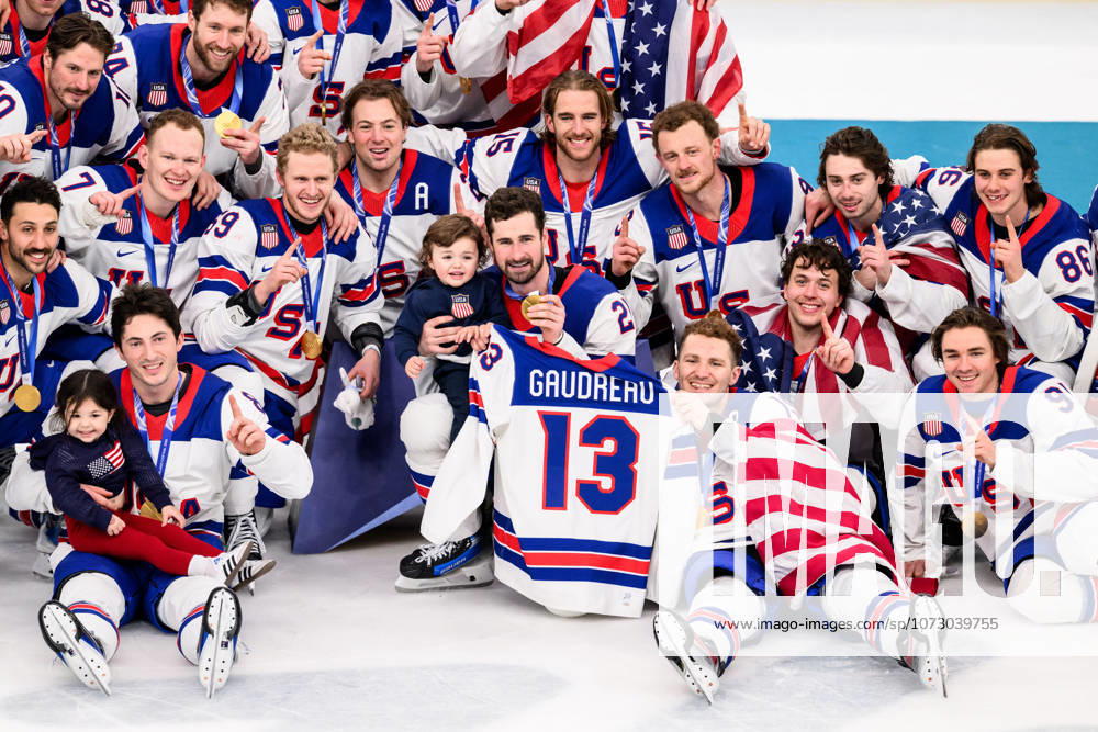 Players of USA celebrate with the shirt of Johnny Gaudreau who died in 2024 after the men s ice hockey final between Canada and USA during day 16 of the 2026 Winter Olympics on February 22, 2026 in Milan Photo Carl Sandin BILDBYRAN kod CS JM0802 bbeng ishockey ice hockey olympic games olympics winter olympics os ol olympiska spel vinter os olympiske leker milano cortina 2026 milan cortina 2026 milano cortina 2026 olympic games milano cortina 2026 winter olympic games milano cortina os milano cortina ol vinter ol final usa united states canada kanada jubel