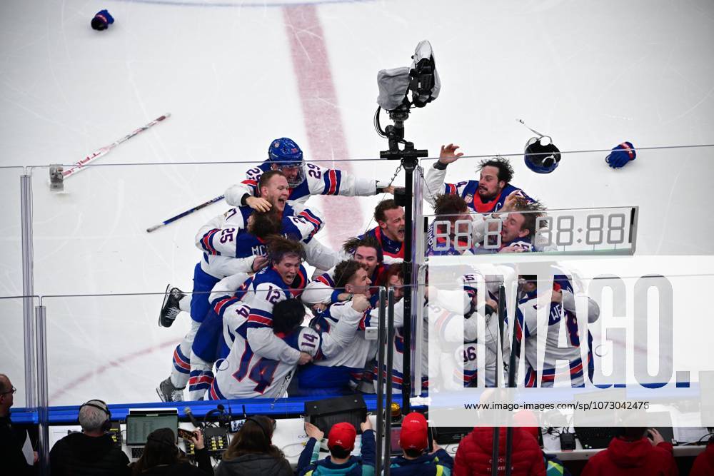 HOCKEY SUR GLACE JO MILAN CORTINA 2026 2026 CANADA ETATS UNIS 1 2 ap SANTAGIULIA ICE HOCKEY ARENA MILAN ITALIE 22 02 2026 PAPON BERNARD prolongation joie apres le but en or du 2 1 de hughes jack usa MILAN SANTAGIULIA ICE HOCKEY ARENA Italie GermanyxJapanxUKxFrancexBelgiumxOUT