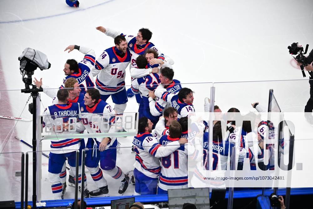 HOCKEY SUR GLACE JO MILAN CORTINA 2026 2026 CANADA ETATS UNIS 1 2 ap SANTAGIULIA ICE HOCKEY ARENA MILAN ITALIE 22 02 2026 PAPON BERNARD prolongation joie apres le but en or du 2 1 de hughes jack usa MILAN SANTAGIULIA ICE HOCKEY ARENA Italie GermanyxJapanxUKxFrancexBelgiumxOUT