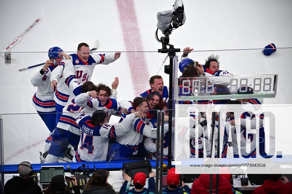 HOCKEY SUR GLACE JO MILAN CORTINA 2026 2026 CANADA ETATS UNIS 1 2 ap SANTAGIULIA ICE HOCKEY ARENA MILAN ITALIE 22 02 2026 PAPON BERNARD prolongation joie apres le but en or du 2 1 de hughes jack usa MILAN SANTAGIULIA ICE HOCKEY ARENA Italie GermanyxJapanxUKxFrancexBelgiumxOUT