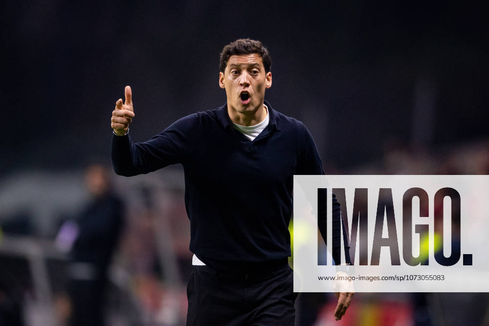 BRAGA, PORTUGAL - FEBRUARY 21: LUIS PINTO head coach of Vitoria SC is seen on action during the Liga Portugal Betclic 2025 26 League match between SC Braga and Vitoria SC, at Estadio Municipal de Braga on February 21, 2026 in Braga, Portugal Braga Portugal - ZUMAl192 20260221_zsp_l192_014