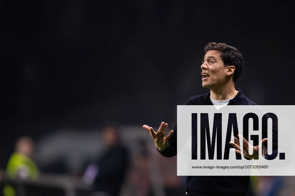 BRAGA, PORTUGAL - FEBRUARY 21: LUIS PINTO head coach of Vitoria SC is seen on action during the Liga Portugal Betclic 2025 26 League match between SC Braga and Vitoria SC, at Estadio Municipal de Braga on February 21, 2026 in Braga, Portugal Braga Portugal - ZUMAl192 20260221_zsp_l192_029