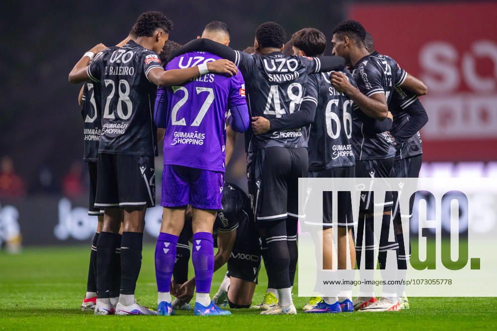 BRAGA, PORTUGAL - FEBRUARY 21: Vitoria SC line up united before the game start during the Liga Portugal Betclic 2025 26 League match between SC Braga and Vitoria SC, at Estadio Municipal de Braga on February 21, 2026 in Braga, Portugal Braga Portugal - ZUMAl192 20260221_zsp_l192_030