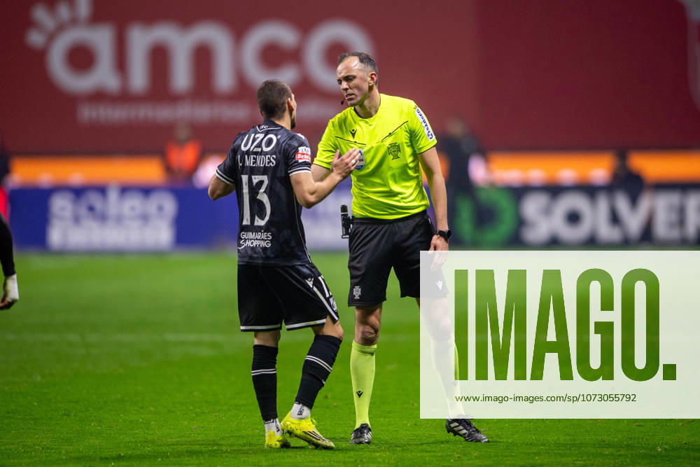 BRAGA, PORTUGAL - FEBRUARY 21: JOAO PINHEIRO referee of the match is seen talking with JOAO MENDES from Vitoria SC during the Liga Portugal Betclic 2025 26 League match between SC Braga and Vitoria SC, at Estadio Municipal de Braga on February 21, 2026 in Braga, Portugal Braga Portugal - ZUMAl192 20260221_zsp_l192_032