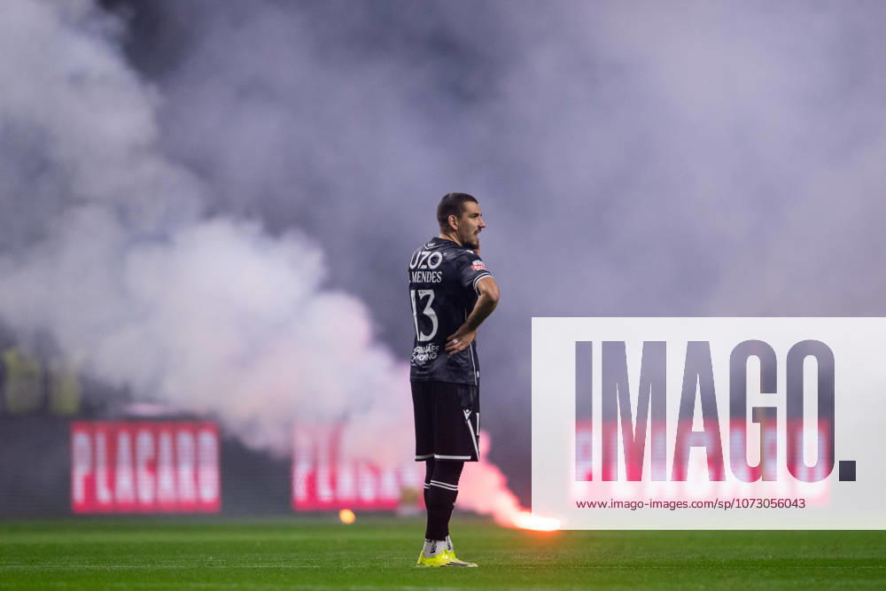 BRAGA, PORTUGAL - FEBRUARY 21: JOAO MENDES from Vitoria SC is seen while the game stop do to the SC Braga fans trough fireworks to the pitch during the Liga Portugal Betclic 2025 26 League match between SC Braga and Vitoria SC, at Estadio Municipal de Braga on February 21, 2026 in Braga, Portugal Braga Portugal - ZUMAl192 20260221_zsp_l192_034