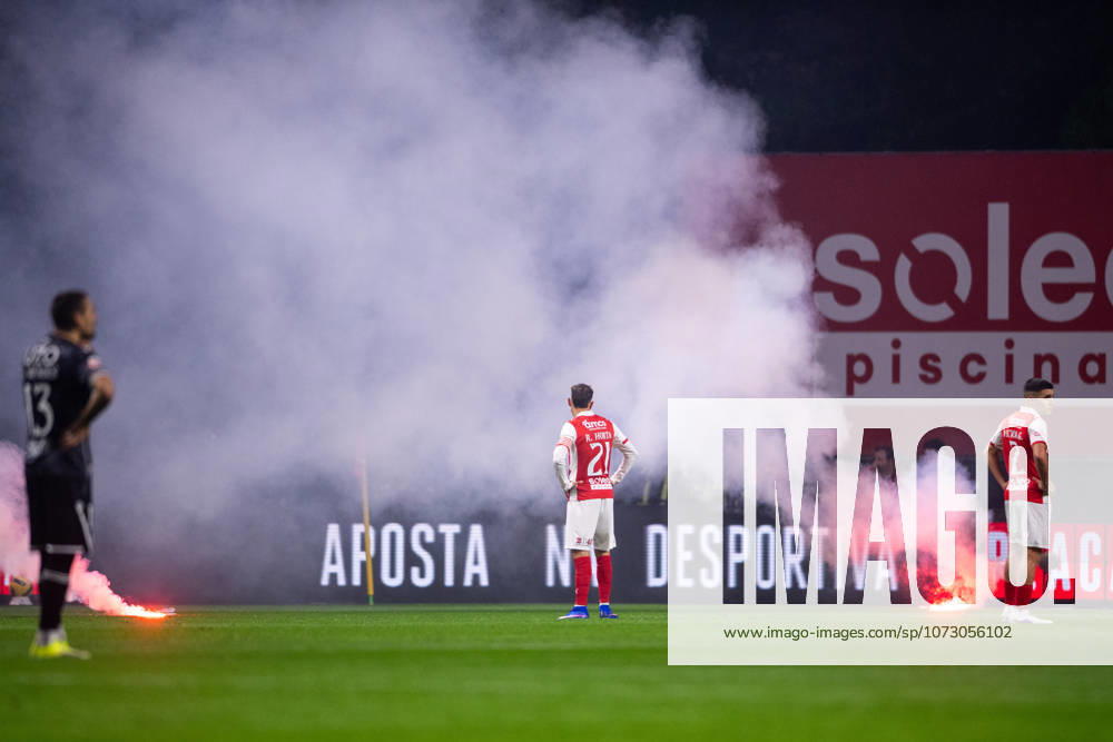 BRAGA, PORTUGAL - FEBRUARY 21: RICARDO HORTA from SC Braga is seen while the game stop do to the SC Braga fans trough fireworks to the pitch during the Liga Portugal Betclic 2025 26 League match between SC Braga and Vitoria SC, at Estadio Municipal de Braga on February 21, 2026 in Braga, Portugal Braga Portugal - ZUMAl192 20260221_zsp_l192_043