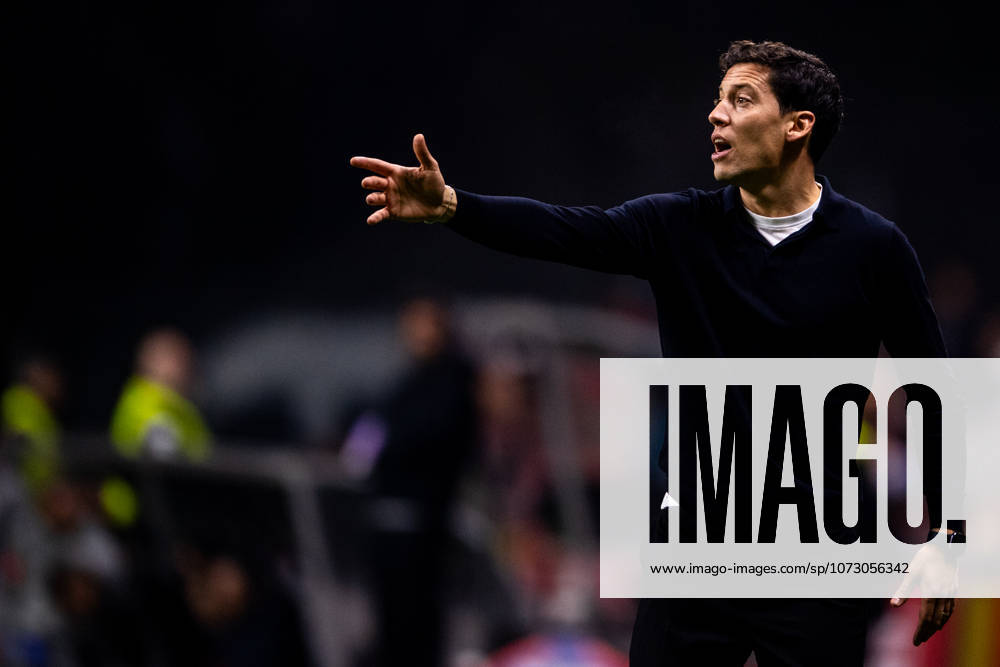 BRAGA, PORTUGAL - FEBRUARY 21: LUIS PINTO head coach of Vitoria SC is seen on action during the Liga Portugal Betclic 2025 26 League match between SC Braga and Vitoria SC, at Estadio Municipal de Braga on February 21, 2026 in Braga, Portugal Braga Portugal - ZUMAl192 20260221_zsp_l192_047