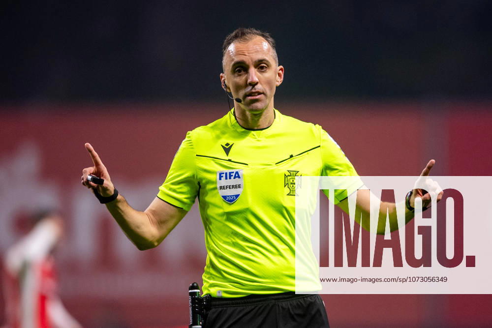 BRAGA, PORTUGAL - FEBRUARY 21: JOAO PINHEIRO referee of the game is seen on action during the Liga Portugal Betclic 2025 26 League match between SC Braga and Vitoria SC, at Estadio Municipal de Braga on February 21, 2026 in Braga, Portugal Braga Portugal - ZUMAl192 20260221_zsp_l192_050
