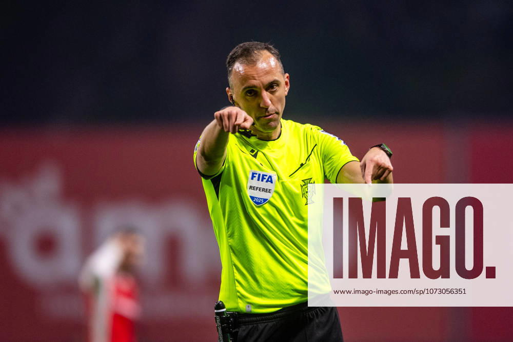 BRAGA, PORTUGAL - FEBRUARY 21: JOAO PINHEIRO referee of the game is seen on action during the Liga Portugal Betclic 2025 26 League match between SC Braga and Vitoria SC, at Estadio Municipal de Braga on February 21, 2026 in Braga, Portugal Braga Portugal - ZUMAl192 20260221_zsp_l192_051