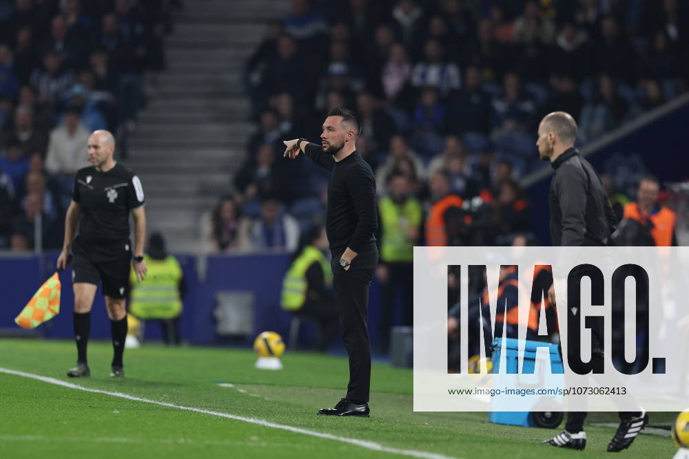 FC Porto v Rio Ave FC - Primeira Liga Francesco Farioli, coach of FC Porto, gives instructions from the sideline during the Liga Portugal game between FC Porto and Rio Ave at Estadio Dragao in Porto, Portugal, on February 22, 2026. Porto Portugal