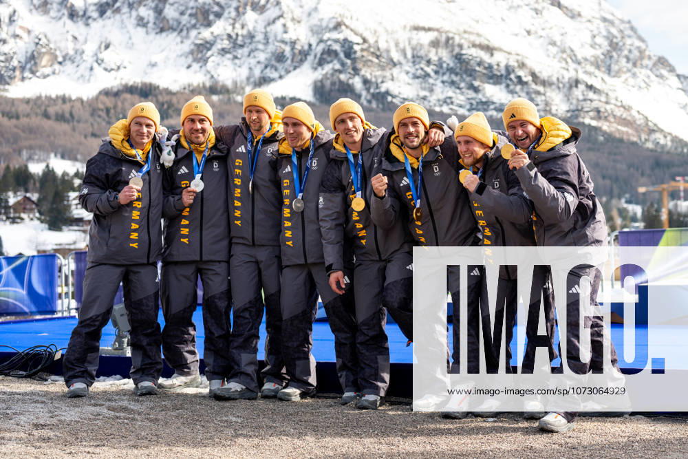 FRIEDRICH Francesco, SOMMER Matthias, SCHUELLER Alexander, STRAUB Felix Germany , LOCHNER Johannes, MARGIS Thorsten, WENZEL Jorn, FLEISCHHAUER Georg Germany cheer after the award ceremony for 2nd place silver medal and victory gold medal, ITA, Olympic Games Milano Cortina 2026, Olympics, 4-man bobsleigh men, final, 22 02 2026 ITA, Olympic Games Milano Cortina 2026, Olympics, 4-man bobsleigh men, final, 22 02 2026 Cortina d Ampezzo