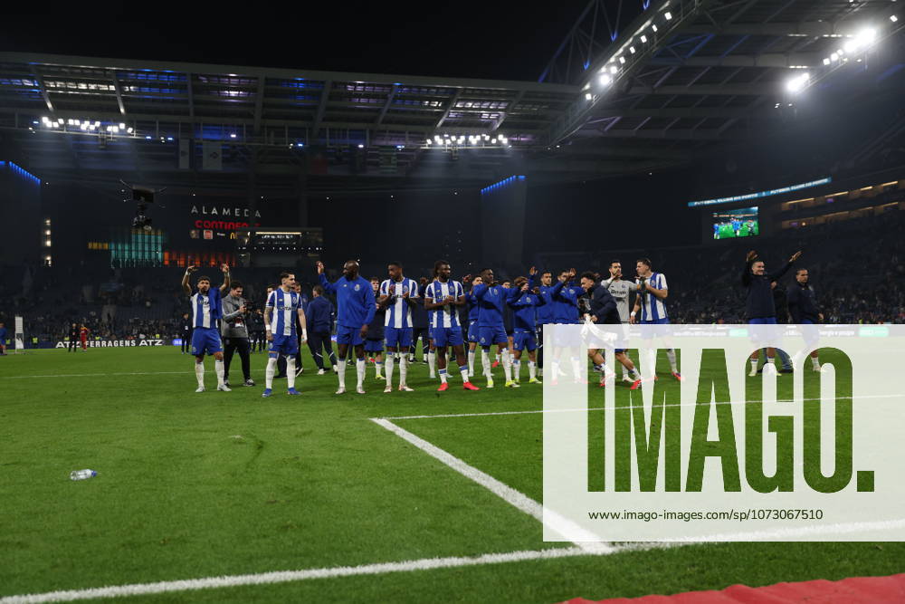 Fc porto squad celebrating victory with fans during the Liga Portugal game between Fc Porto and Rio Ave at Estadio Dragao, Porto, Portugal, on February 22, 2026. Porto Portugal - ZUMAe141 20260222_zsp_e141_093