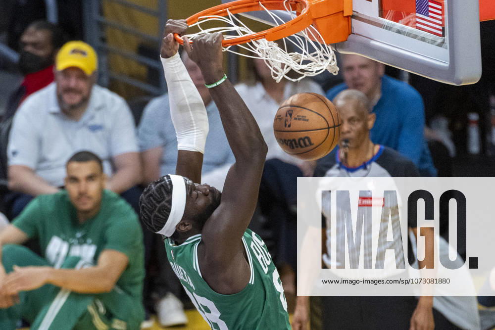 Boston Celtics Neemias Queta (88) dunks against the Los Angeles Lakers during an NBA, Basketball Herren, USA basketball game at Crypto.com Arena on Sunday, Feb. 22, 2026 in Los Angeles. Los Angeles United States - ZUMAs197 20260222_aaa_s197_311