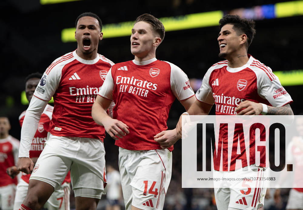 Tottenham Hotspur v Arsenal - Premier League LONDON, ENGLAND - FEBRUARY 22: Viktor Gyokeres celebrates scoring Arsenal s second goal with Magalhaes Gabriel (left) and Piero Hincapie during the Premier League match between Tottenham Hotspur and Arsenal at Tottenham Hotspur Stadium on February 22, 2026 in London, England. London Tottenham Hotspur Stadium England United Kingdom
