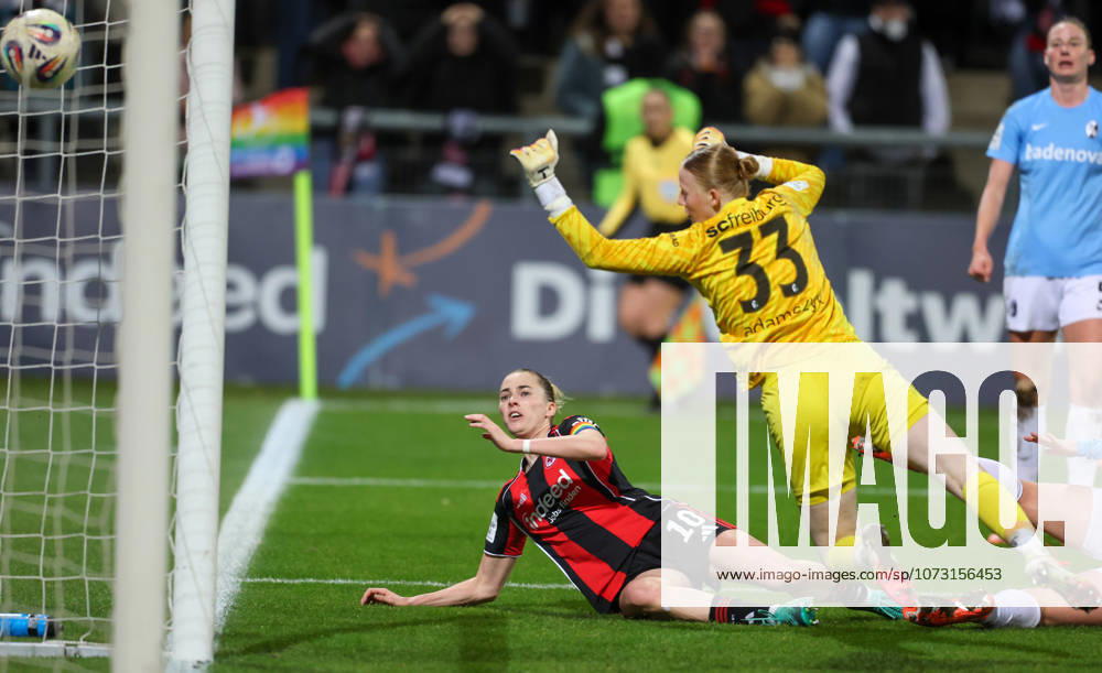 Soccer 1 BL Women Eintracht Frankfurt SC Freiburg 23 02 26, 1 0 by Laura Freigang Frankfurt , Ingibjörg Sigurdardottir and goalkeeper Rebecca Adamczyk Freiburg , arrive late,
