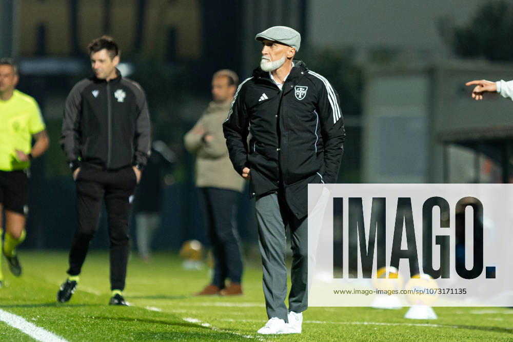 FC Famalicao v Casa Pia AC - Liga Portugal Betclic FAMALICAO, PORTUGAL - FEEBRUARY 23: Alvaro Pacheco, Head Coach of Casa Pia AC looks on during the Liga Portugal Betclic match between FC Famalicao and Casa Pia AC at Estadio Municipal de Famalicao on February 23, 2025 in Famalicao, Portugal. (Photo by Sofia Garrido RSM Press via Photo Players Images Magara press) Famalicao Estadio Municipal de Famalicao Portugal