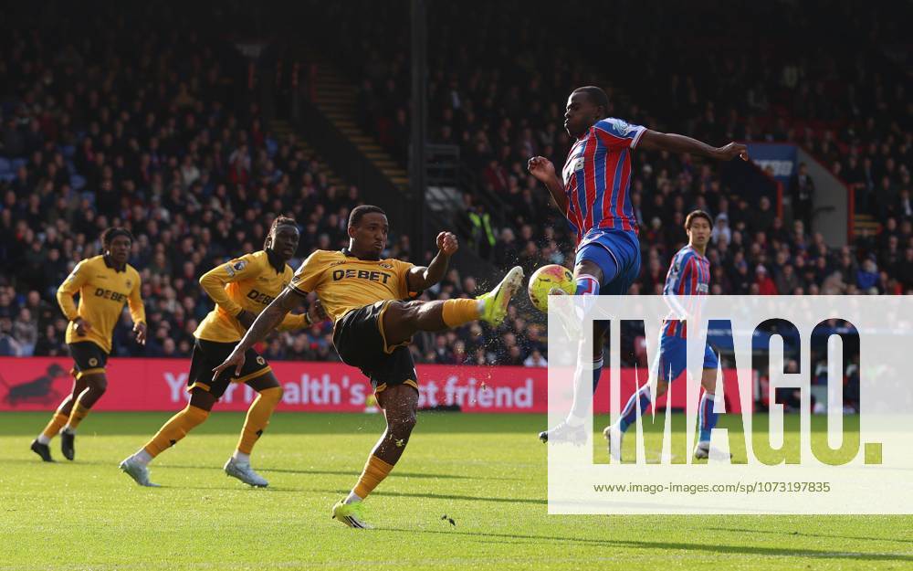 Premier League - Crystal Palace FC v Wolverhampton Wanderers LONDON, ENGLAND, FEBRUARY 21: Tyrick Mitchell of Crystal Palace battles for the ball during the match between Crystal Palace FC and Wolverhampton Wanderers FC in the Premier League at Selhurst Park Stadium in London, England, on February 21. (Photo by Daniel Weir) London Selhurst Park Stadium England